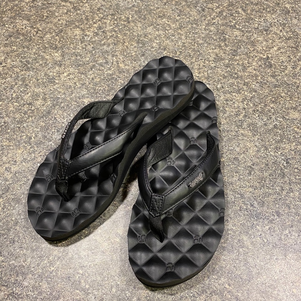 ••WORN ONCE•• REEF Women's Black Quilted Sandals🖤